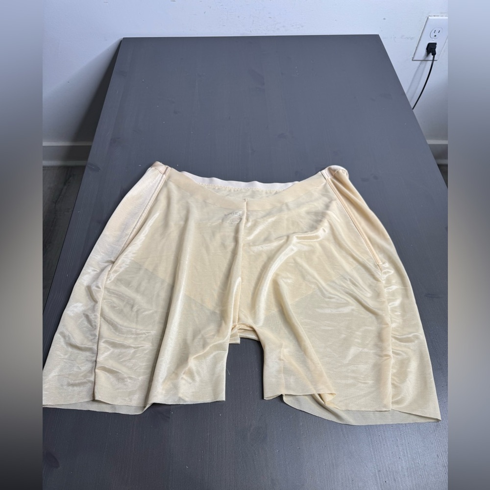 SKIMS Low Back Shapewear Shorts - Picture 4 of 4